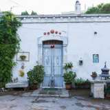 Di fronte alla facciata laterale si staglia un edificio pi� piccolo...